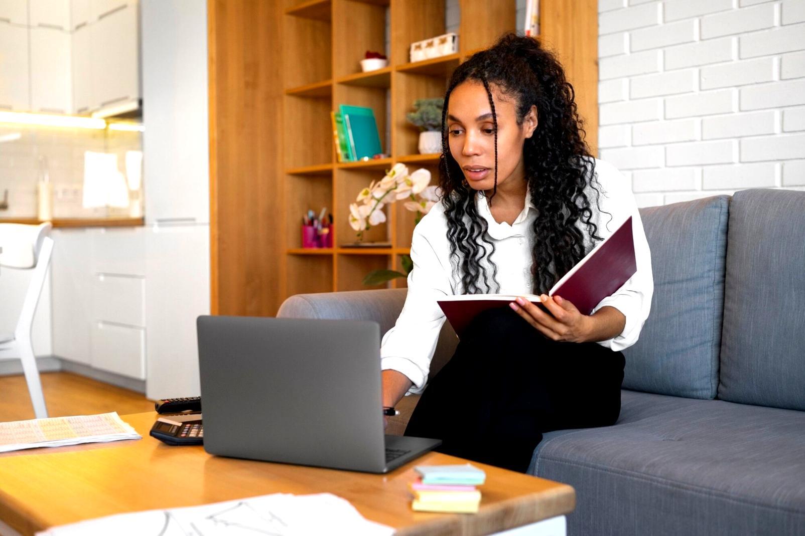 Detailansicht von Finanzanalyse-Dokumenten und Modellierungstools